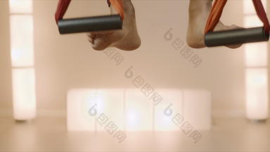 体操运动员伸展运动吊床瑜伽工作室女孩练习飞瑜伽吊床